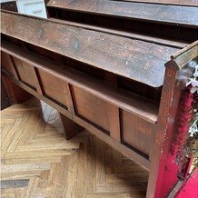 ラ・バンク・ド・ロア（横浜市指定有形文化財）の画像｜クラシカルなチャペルの椅子