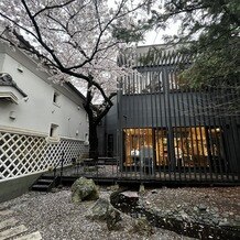 日本料理　ヒカリヤヒガシ／ナチュレフレンチ　ヒカリヤニシの写真｜中庭からの撮影。左手がニシの会場。右手がニシ用のキッチン。