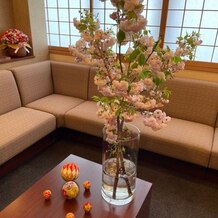 旅亭　松屋本館Ｓｕｉｚｅｎｊｉの写真｜待合スペース、思い入れのある持込の桜