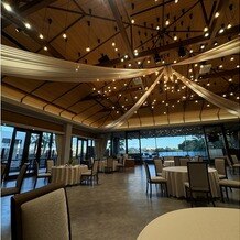 THE MEETS MARINA TERRACE（ザ・ミーツ マリーナテラス）の写真｜自然光も入る披露宴会場