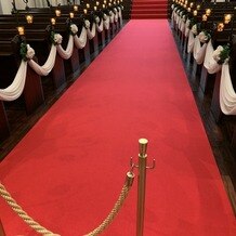 KOBE St.MORGAN CHURCH（神戸セントモルガン教会）の画像｜レッドカーペットの雰囲気よい