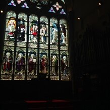 KOBE St.MORGAN CHURCH（神戸セントモルガン教会）の画像｜チャペルのステンドガラスです。
実際に見ると、圧倒されるような綺麗さでした。