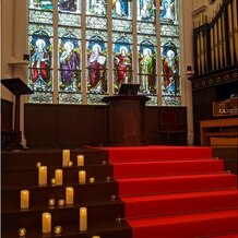 KOBE St.MORGAN CHURCH（神戸セントモルガン教会）の画像｜うっとりするほど素敵な赤絨毯とステンドグラス