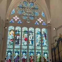 KOBE St.MORGAN CHURCH（神戸セントモルガン教会）の画像｜初めて挙式会場を見た時
ステンドグラスに
圧倒されました！！