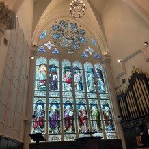KOBE St.MORGAN CHURCH（神戸セントモルガン教会）の画像｜天井が高いので、聖歌隊の皆様の歌声が優雅に響きます。パイプオルガンの演奏も見事でした。