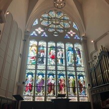 KOBE St.MORGAN CHURCH（神戸セントモルガン教会）の画像｜挙式会場のステンドグラス。ゲストからも好評でした
