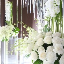 ラグナヴェール名古屋の画像｜白の花とガラスのきらきらした感じが印象的でした。