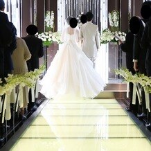 ラグナヴェール名古屋の画像｜新郎新婦入場のときは、ブラインドが閉じた状態で、くらいなかバージンロードのみが光っています。