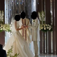 ラグナヴェール名古屋の画像｜まだブラインドが閉じた状態でうっすら暗い中で結婚の誓いをしました。