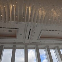 ラグナヴェール　プレミア &nbsp;ＬＡＧＵＮＡＶＥＩＬ　ＰＲＥＭＩＥＲの画像｜挙式会場の天井。スワロフスキーのシャンデリアがきれい。