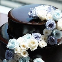 ラグナヴェール　プレミア &amp;nbsp;ＬＡＧＵＮＡＶＥＩＬ　ＰＲＥＭＩＥＲの写真｜グラサージュのチョコレートケーキに生花