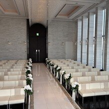 ラグナヴェール　プレミア &nbsp;ＬＡＧＵＮＡＶＥＩＬ　ＰＲＥＭＩＥＲの画像｜新郎新婦側から見たチャペル