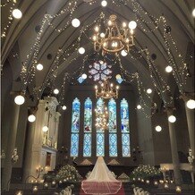 宮の森フランセス教会の画像｜天井のイルミネーションは11月からのようです。