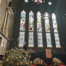 宮の森フランセス教会の写真｜チャペル内のステンドグラス