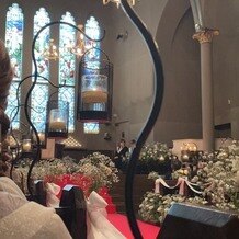 宮の森フランセス教会の画像|ステンドガラスに光が入りとても綺麗です。
挙式場は王道スタイルです。