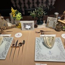 リバースイート京都鴨川迎賓館の画像｜会場内の見学後 試食前のテーブルの様子です
チャペルで撮影した写真を飾っていただきました