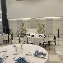 ＮＩＨＯの写真｜白を基調とされておりプロジェクションマッピングが行えるそうです！階段入場もできます！