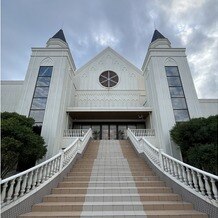 ＮＩＨＯの写真｜チャペルから出てきたあとフラワーシャワーやブーケトスができます！