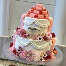 アヴァンセリアン東京（AVANCER LIEN TOKYO）の画像｜ウェディングケーキ。リボンにお花に装飾がとっても可愛かったです
