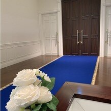 アヴァンセリアン東京（AVANCER LIEN TOKYO）の写真｜チャペルの1番後ろの席の人でも、花嫁が入ってきた時の全身の写真が撮れます。