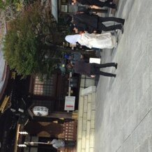 新宿十二社　熊野神社の写真｜会場に向かう新郎新婦