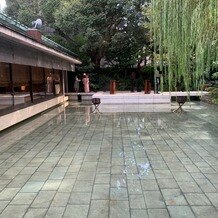 名古屋　河文の画像｜料亭の廊下から見た挙式会場
水に浮かぶような空間