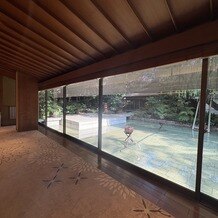 名古屋　河文の写真｜披露宴会場からみた石畳の挙式会場