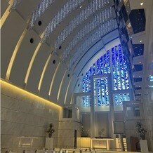 ノートルダム神戸 Ｎｏｔｒｅ Ｄａｍｅ ＫＯＢＥの写真｜肉眼で見るともっと白くて、そこに青い光が映えてめちゃくちゃきれい！天井がすごい高くて贅沢な空間！