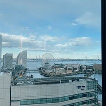 ＹＯＫＯＨＡＭＡ　ＭＯＮＯＬＩＴＨ（横浜モノリス）の写真｜チャペルの窓からの眺め
