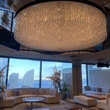 ＹＯＫＯＨＡＭＡ　ＭＯＮＯＬＩＴＨ（横浜モノリス）の画像｜シャンデリアのある部屋