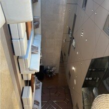 ＹＯＫＯＨＡＭＡ　ＭＯＮＯＬＩＴＨ（横浜モノリス）の写真｜ゲストの待合スペースです。
広く、ラグジュアリーな雰囲気。
