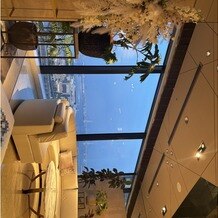 ＹＯＫＯＨＡＭＡ　ＭＯＮＯＬＩＴＨ（横浜モノリス）の写真｜ゲストの待合スペースです。
ここからも景色が見えます。