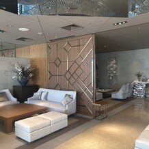 ＹＯＫＯＨＡＭＡ　ＭＯＮＯＬＩＴＨ（横浜モノリス）の写真｜ゲストの方々にお待ちいただけるスペース