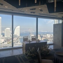 ＹＯＫＯＨＡＭＡ　ＭＯＮＯＬＩＴＨ（横浜モノリス）の写真｜新郎新婦の座る高砂の後ろにはみなとみらいの眺望