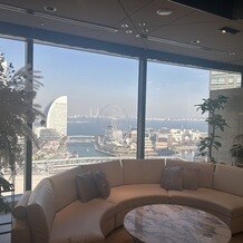 ＹＯＫＯＨＡＭＡ　ＭＯＮＯＬＩＴＨ（横浜モノリス）の写真｜ウェルカムスペースが広いので、多くのグループの方々にもゆったりお過ごしいただけると思います。