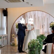 ｍｏｉｔｉｅ　ｍｏｉｔｉｅ（モアチェ　モアチェ）～リバーサイドテラス～の画像｜自然光の入る明るいチャペル。結婚証明書も手作りしました。