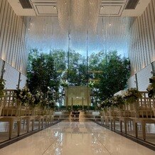 シャルマンシーナ ＴＯＫＹＯの写真｜白を基調してしているが、新緑と採光により無機質にならず温かみを感じました。