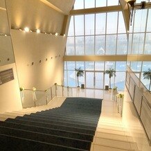 クイーンズコート　グランシャリオの画像｜挙式後に降りる大階段