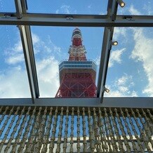 The Place of Tokyo（ザ プレイス オブ トウキョウ）の画像｜挙式会場のゲスト目線での東京タワーです
当日は曇りでしたが雨でも明るいようです