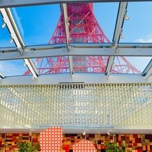 The Place of Tokyo（ザ プレイス オブ トウキョウ）の画像｜タワーの見えるチャペル、うしろはステンドグラスになっていて夜は光るそうです！