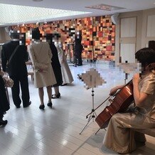 The Place of Tokyo（ザ プレイス オブ トウキョウ）の画像｜挙式中は、弦楽二重奏が入りました。