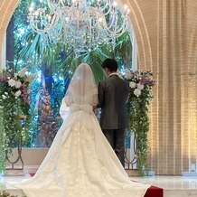 ＡＬＴＡＶＩＳＴＡ　ＧＡＲＤＥＮ（アルタビスタ　ガーデン）の画像｜窓が大きく緑が見え、雨天でも自然光が入り明るい挙式会場です！
