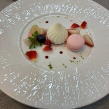 長濱迎賓館の写真｜ホワイトチョコのムース、マカロン