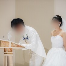 アニヴェルセル みなとみらい横浜の画像｜結婚証明書に署名しているシーンです。