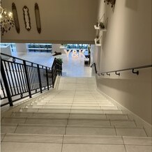 アニヴェルセル みなとみらい横浜の画像｜フラワーシャワーを終えると、ゲストはこの階段かエレベーターを使って披露宴会場に向かいます。