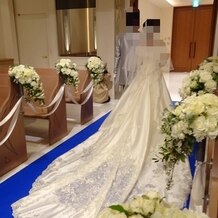 アニヴェルセル みなとみらい横浜の画像｜青いカーペット、ドレスの白い裾が映える。