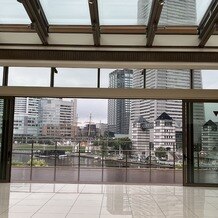 アニヴェルセル みなとみらい横浜の画像｜挙式後行うフラワーシャワーは全天候型なので天気を気にせず行える