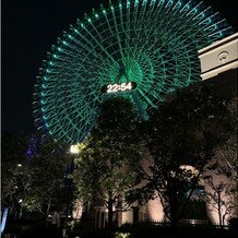 アニヴェルセル みなとみらい横浜の写真｜夜になると近くの観覧車がライトアップしていて、観光になってとてもよかったです