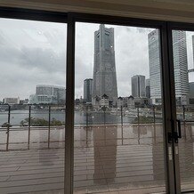 アニヴェルセル みなとみらい横浜の画像｜挙式会場から出たフラワーシャワースペースから見える横浜の景色