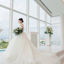 小さな結婚式沖縄チャペルの画像｜式場での写真です。
ドレスは持ち込みです。